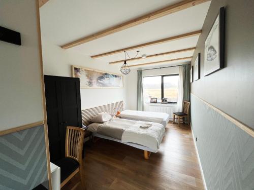 埃伯鲁普Denmark Outdoor Lodge的一间卧室设有两张床和窗户。