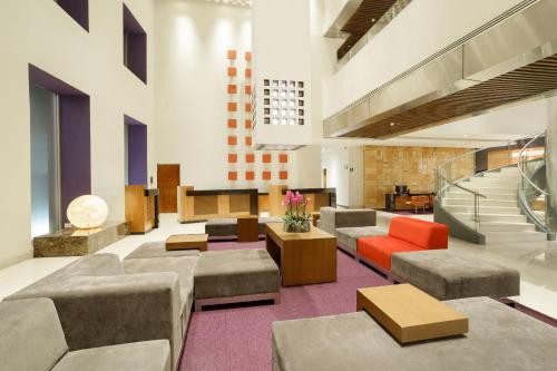 墨西哥城墨西哥佩德雷加尔卡米奥真实酒店的大厅,在大楼里设有沙发和桌子