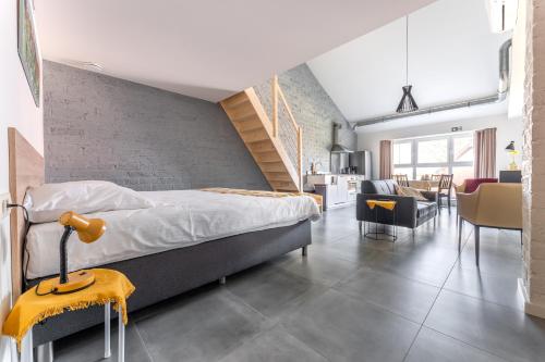 OverpeltDe Hoog Velden 15的一间卧室设有一张床和砖墙