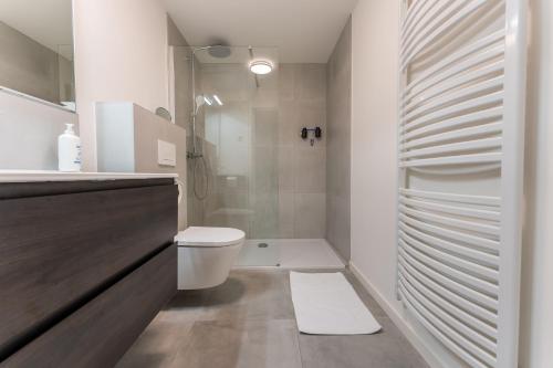 OverpeltDe Hoog Velden 15的白色的浴室设有卫生间和淋浴。