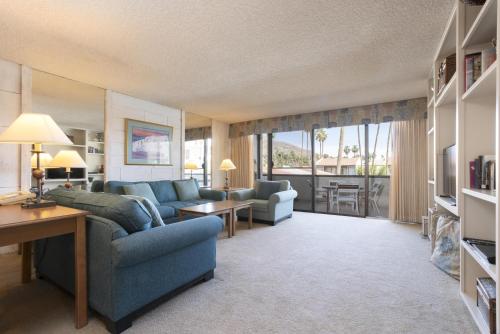 棕榈泉Casitas del Monte的客厅配有蓝色的沙发和桌子