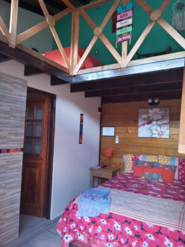 圣克莱门特雷图尤帕拉伊索公寓的一间卧室设有一张床和木制天花板