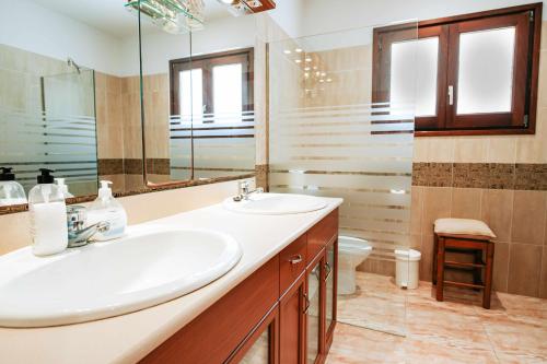 巴利-略夫雷加Cal Nano Casa Rural的一间带水槽、镜子和卫生间的浴室