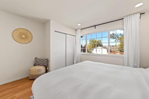 里诺Delightful 4BR Home Nr Downtown Reno w Fireplace的卧室配有白色的床和窗户。