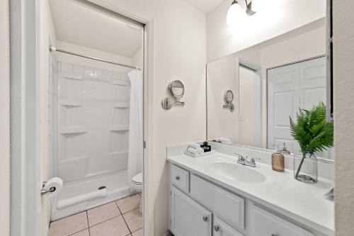 里诺Delightful 4BR Home Nr Downtown Reno w Fireplace的白色的浴室设有水槽和淋浴。