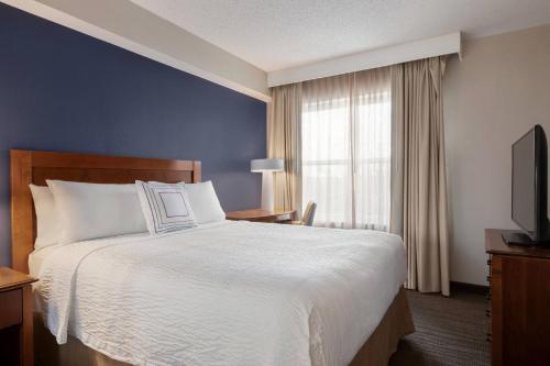 巴尔的摩巴尔的摩白色沼泽原住客栈的酒店客房设有床和窗户。