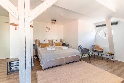 梅森Daniels Apartment an der Schloßbrücke的卧室配有一张床和一张桌子及椅子
