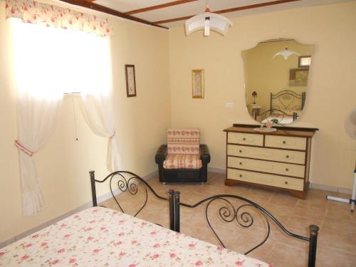 托瑞帕利Casa Brigante的一间卧室配有一张床、梳妆台和镜子