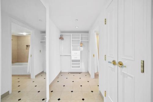 大西洋城2BR 3BA Beachfront Rental in Town CozySuites的浴室设有白色门,铺有瓷砖地板。