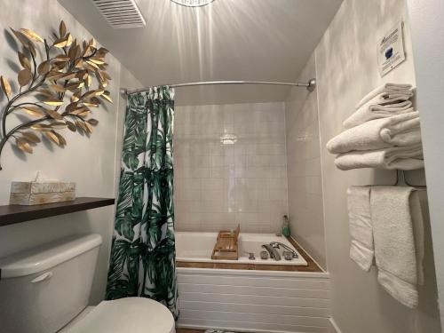 拉马巴耶勒旁德韦汽车旅馆的带浴缸、卫生间和淋浴的浴室。