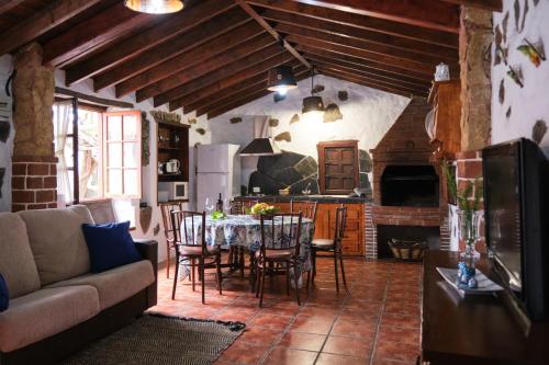 San Juan de la RamblaCasa Rural Felipe Luis的一间带桌子的客厅和一间厨房