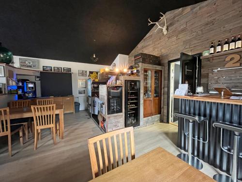 埃伯鲁普Denmark Outdoor Lodge的一间带酒吧的厨房和一间用餐室