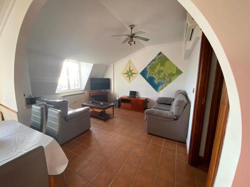 卡尔诺塔CASA Beirada Monte y Playa的客厅配有两把椅子和一张桌子