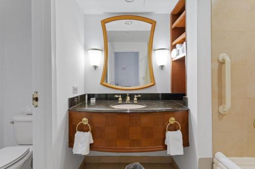 大西洋城Beachfront Double Queen - CozySuites的一间带水槽和镜子的浴室
