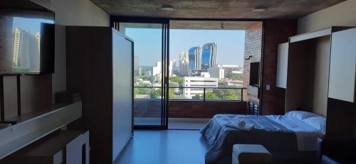 亚松森Edificio Flats del sol的市景卧室 - 带1张床