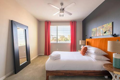 凤凰城Modern CozySuites - paradise under the palm trees!的卧室设有一张白色大床和一扇窗户。