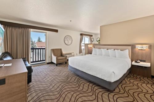桑德波因特Cedar Street Hotel & Suites的酒店客房设有一张床和一个阳台。