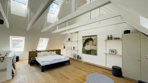 哥本哈根ApartmentInCopenhagen Apartment 1537的阁楼卧室配有一张床