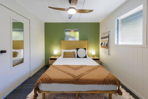 霍斯舒湾Selina Magnetic Island的一间卧室配有一张床和吊扇