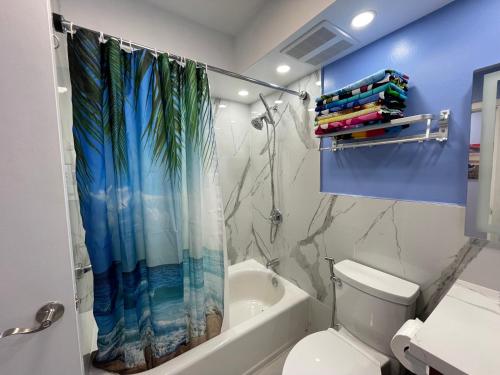檀香山Amazing waikiki Beach condo 2Bed2Bath+free Parking的一间带卫生间和淋浴帘的浴室