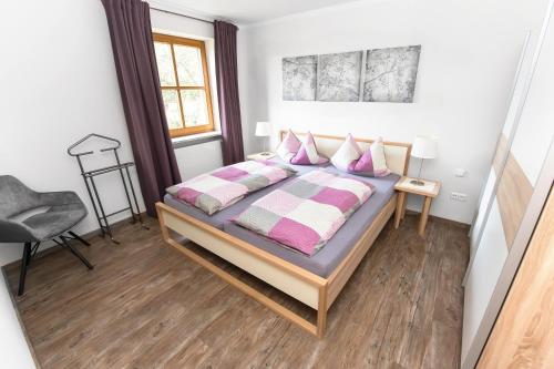 WalsdorfIris的一间卧室配有带粉色和白色枕头的床