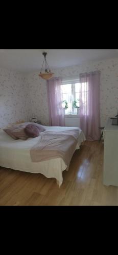 赛夫勒Eskilsäter Byn Säffle的一间卧室设有一张大床和一个窗户。