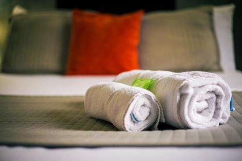 盖茨黑德鲍斯应克林酒店的床上的一大堆毛巾