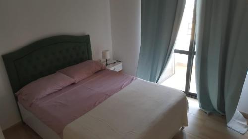 格勒姆Villa-Hotel Ludianna的一间卧室配有一张带粉红色枕头的床
