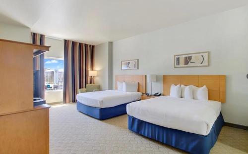 拉斯维加斯Condo at Platinum Hotel Strip View的酒店客房设有两张床和电视。