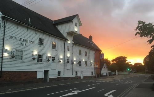 切姆河畔旅馆的街道上的建筑,背景是日落