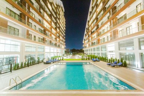 阿克拉Accra Luxury Apartments @ The Signature的一座建筑物中央的游泳池