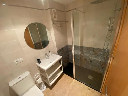 蓬塔翁布里亚Punta Umbria ideal apartamento Enebrales的带淋浴、卫生间和盥洗盆的浴室
