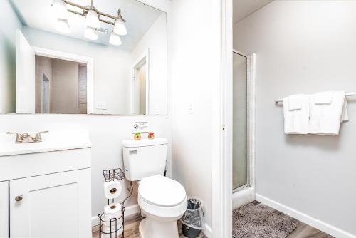 圣路易斯Park Ave Townhome w parking by CozySuites的白色的浴室设有卫生间和水槽。