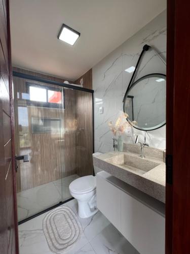蒙蒂达斯加梅莱拉斯Chalé Monte das Gameleiras/RN的一间带卫生间、水槽和镜子的浴室