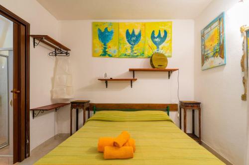 纳尔多Casato Calabrese的一间卧室配有带橙色枕头的床
