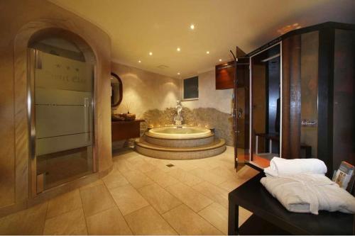 塞尔瓦迪加尔代纳山谷Hotel Else的带浴缸和盥洗盆的大浴室