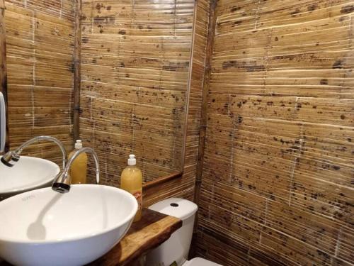 萨兰托HakunaMatata glamping Pumba的浴室配有白色水槽和卫生间。