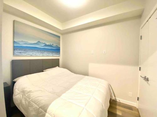 悉尼Perfect Brand New Condo Downtown Sidney的一间卧室配有一张壁画床