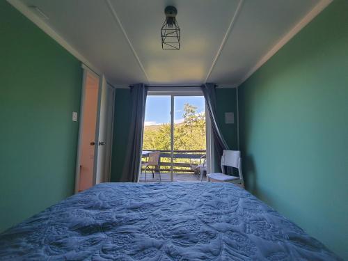 科克拉内Limayko Patagonia的一间卧室设有一张床和一个美景窗户。