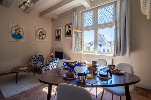 蒙特里夏尔Mille Sabords 4 pers à 20 minutes de Beauval的客厅配有桌椅和窗户。
