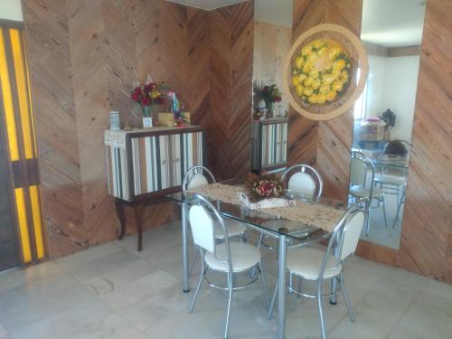 马塞约Quarto em Apto Compartilhado BEIRA MAR的一间带桌椅和镜子的用餐室