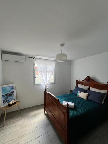卡佩斯特雷贝勒奥Ti bwa Lodge的一间卧室设有一张大床和一个窗户。