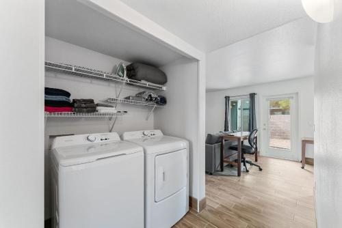 CoolidgeCoolidge 3bd 2ba upgraded apartment with amenities的洗衣房配有洗衣机和烘干机