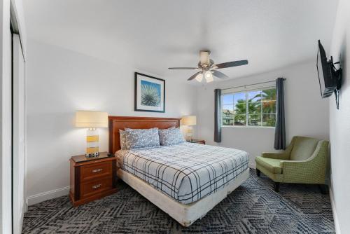 CoolidgeCoolidge 3bd 2ba upgraded apartment with amenities的一间卧室配有一张床、一把椅子和吊扇