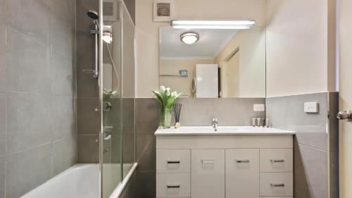 荷斯安山Lawlers 30的浴室配有水槽、淋浴和浴缸。