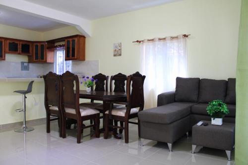 帕托斯Aparta Hotel Los Deisy的客厅配有桌子和沙发