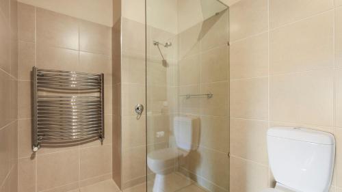 荷斯安山Chalet Hotham 13的一间带卫生间和淋浴的浴室