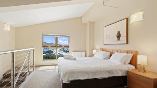 荷斯安山Chalet Hotham 13的一间卧室设有一张床和一个窗口