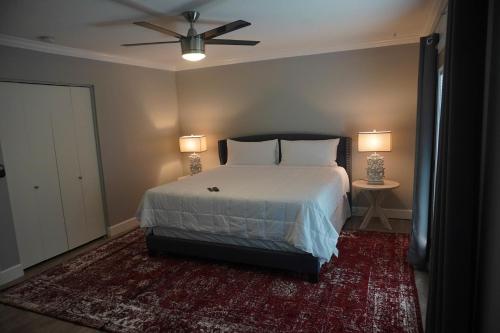 凤凰城3bdr Remodeled Scottsdale Desert Pool Oasis and Entertainment的一间卧室配有一张床和吊扇