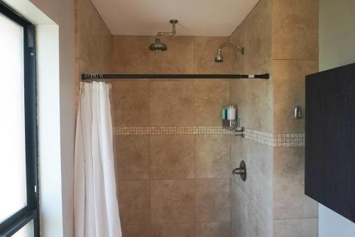 凤凰城3bdr Remodeled Scottsdale Desert Pool Oasis and Entertainment的浴室内配有白色淋浴帘。